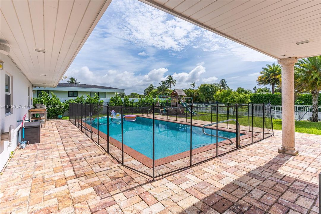Recently Sold: $1,395,000 (3 beds, 2 baths, 1819 Square Feet)
