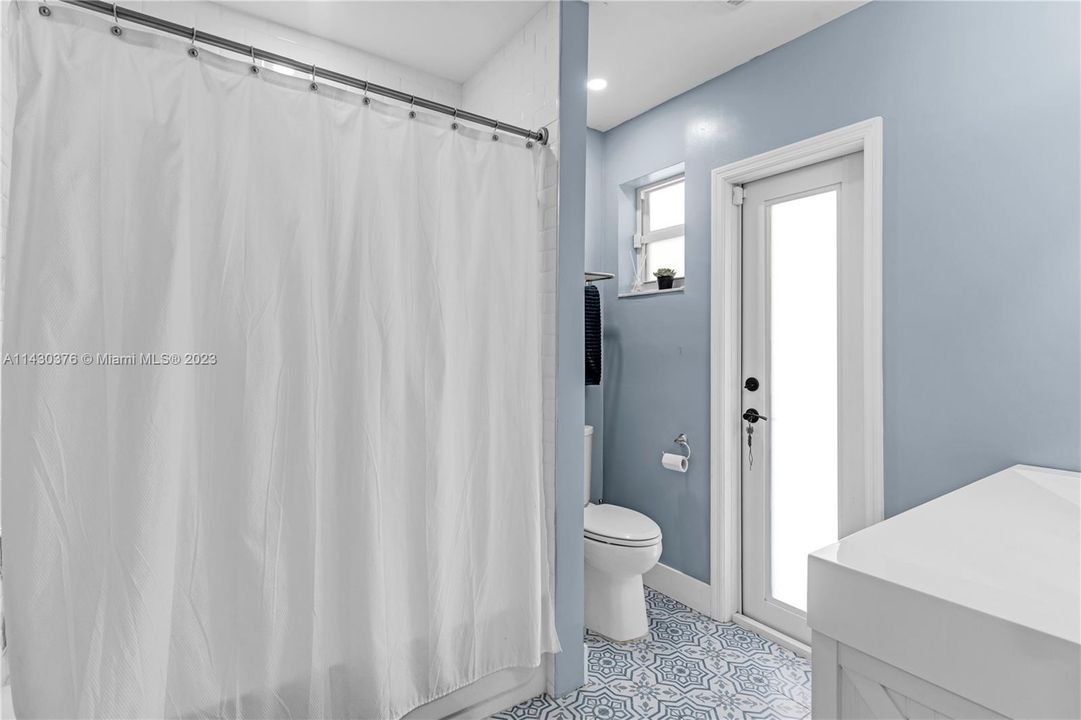 Recently Sold: $1,395,000 (3 beds, 2 baths, 1819 Square Feet)