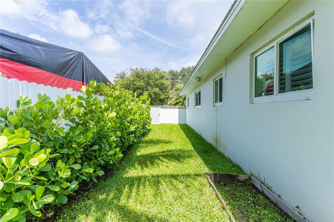 Recently Sold: $1,395,000 (3 beds, 2 baths, 1819 Square Feet)