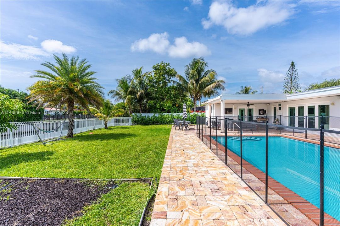 Recently Sold: $1,395,000 (3 beds, 2 baths, 1819 Square Feet)