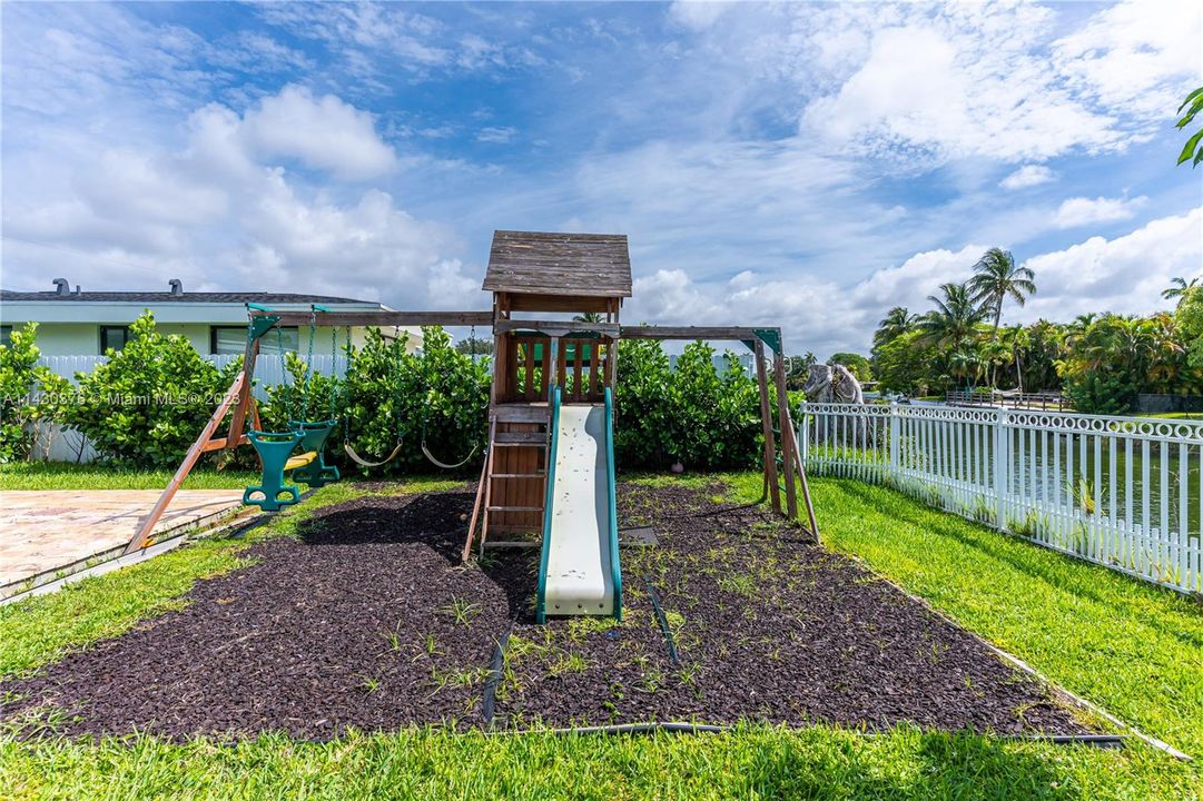 Recently Sold: $1,395,000 (3 beds, 2 baths, 1819 Square Feet)