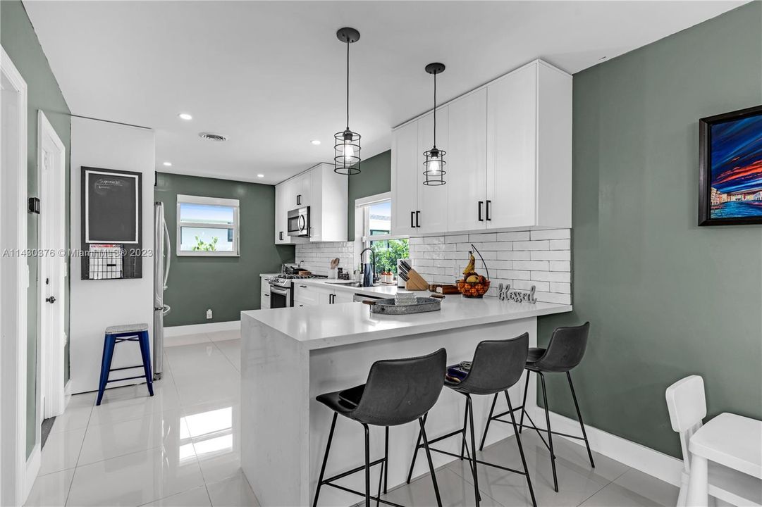 Recently Sold: $1,395,000 (3 beds, 2 baths, 1819 Square Feet)