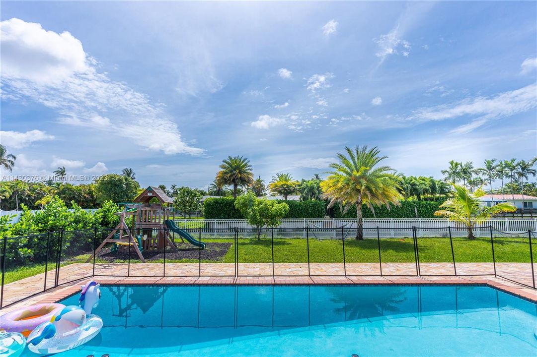 Recently Sold: $1,395,000 (3 beds, 2 baths, 1819 Square Feet)