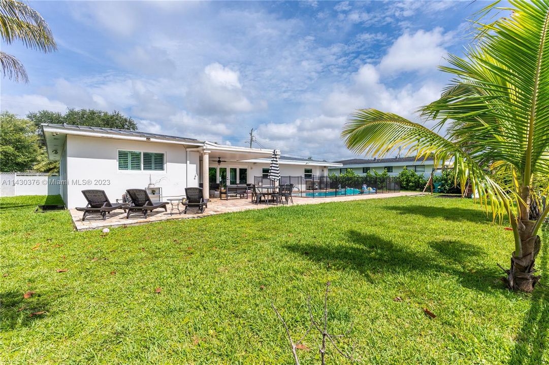 Recently Sold: $1,395,000 (3 beds, 2 baths, 1819 Square Feet)