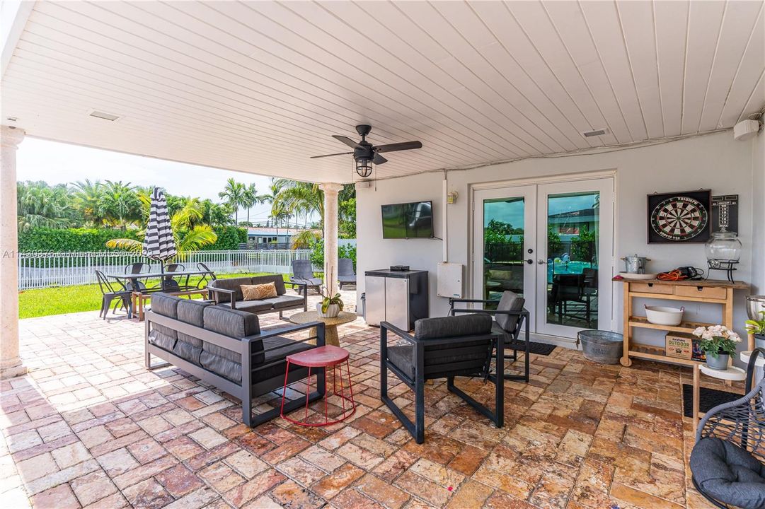 Recently Sold: $1,395,000 (3 beds, 2 baths, 1819 Square Feet)