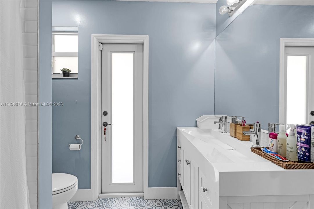 Recently Sold: $1,395,000 (3 beds, 2 baths, 1819 Square Feet)