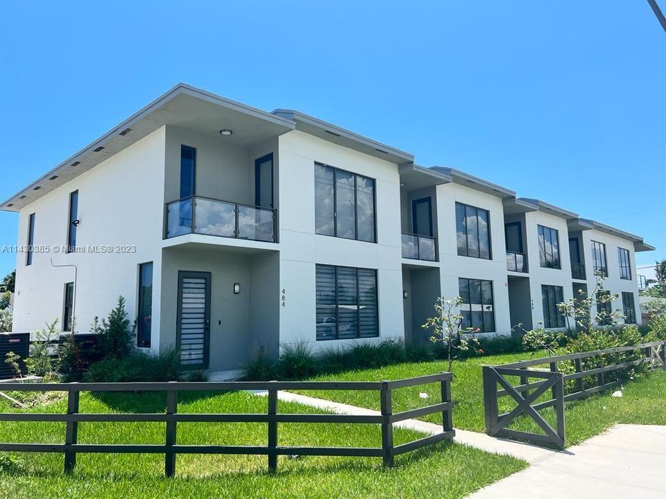 Recently Rented: $3,899 (3 beds, 2 baths, 1817 Square Feet)