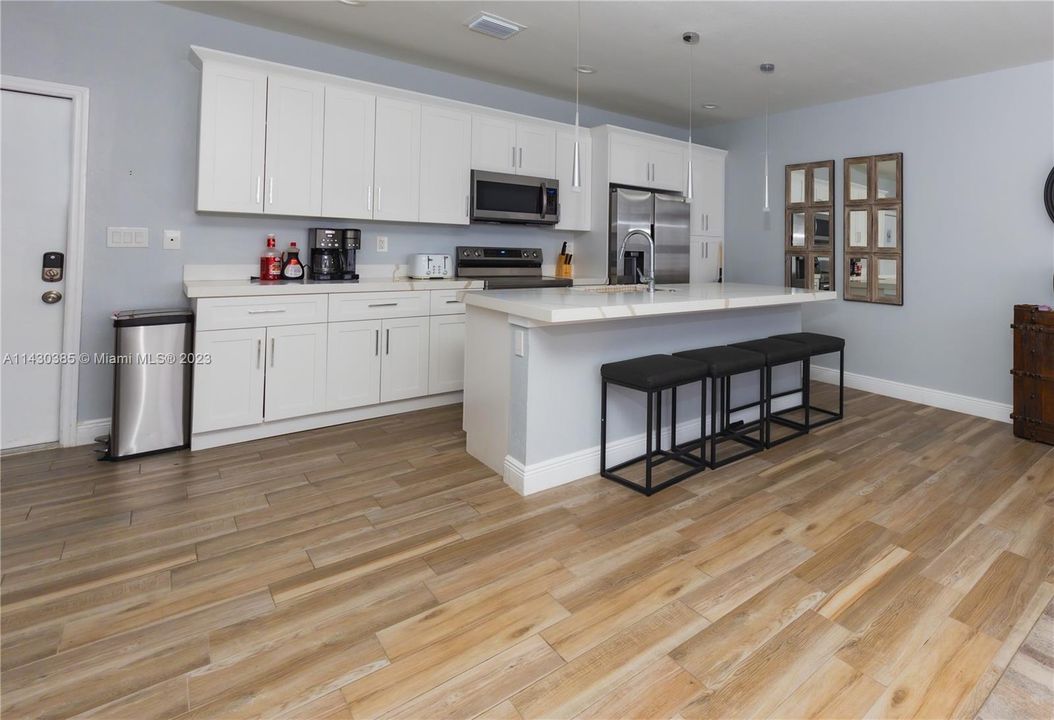 Recently Rented: $3,899 (3 beds, 2 baths, 1817 Square Feet)