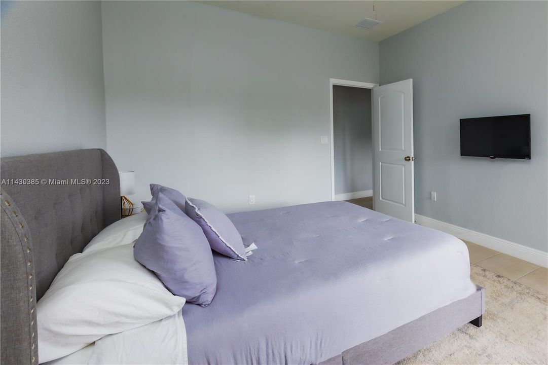 Recently Rented: $3,899 (3 beds, 2 baths, 1817 Square Feet)