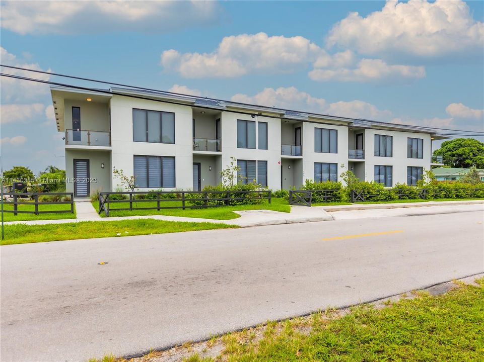 Recently Rented: $3,899 (3 beds, 2 baths, 1817 Square Feet)