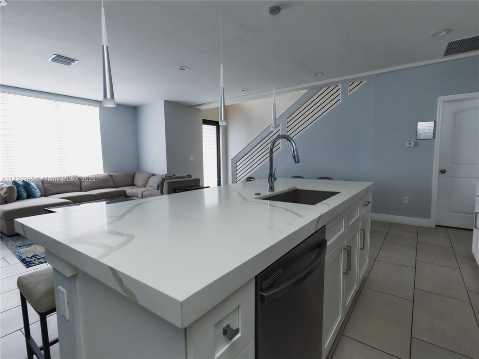 Recently Rented: $3,899 (3 beds, 2 baths, 1817 Square Feet)