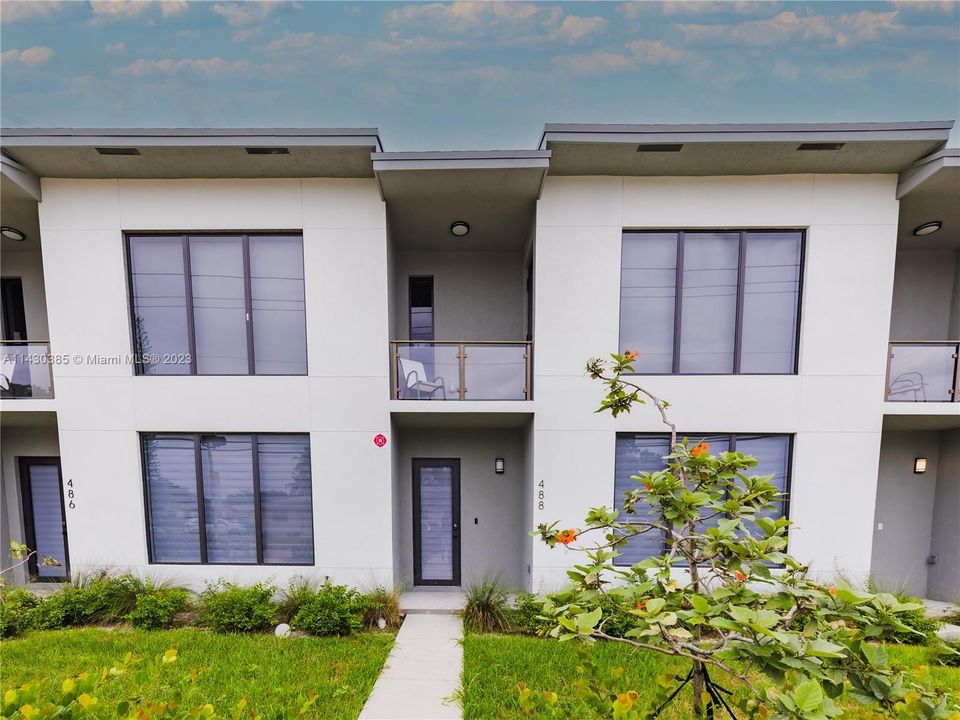 Recently Rented: $3,899 (3 beds, 2 baths, 1817 Square Feet)