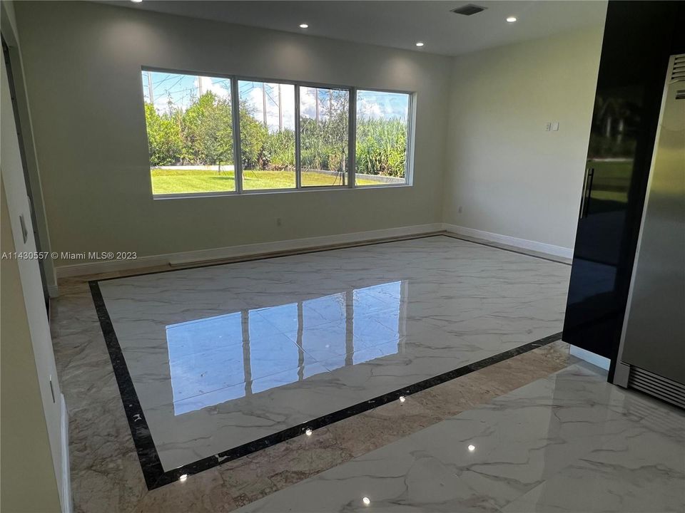 Breakfast room next to kitchen