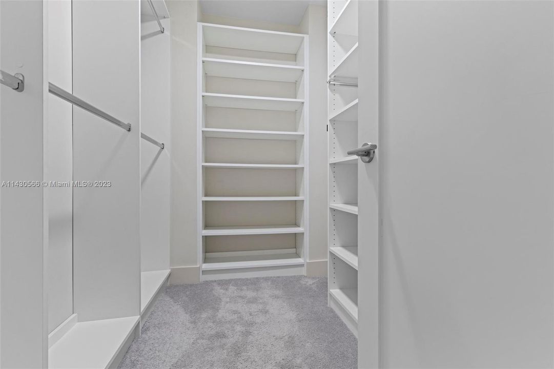 Recientemente alquilado: $7,500 (3 camas, 3 baños, 3350 Pies cuadrados)
