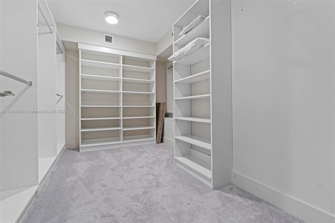 Recientemente alquilado: $7,500 (3 camas, 3 baños, 3350 Pies cuadrados)