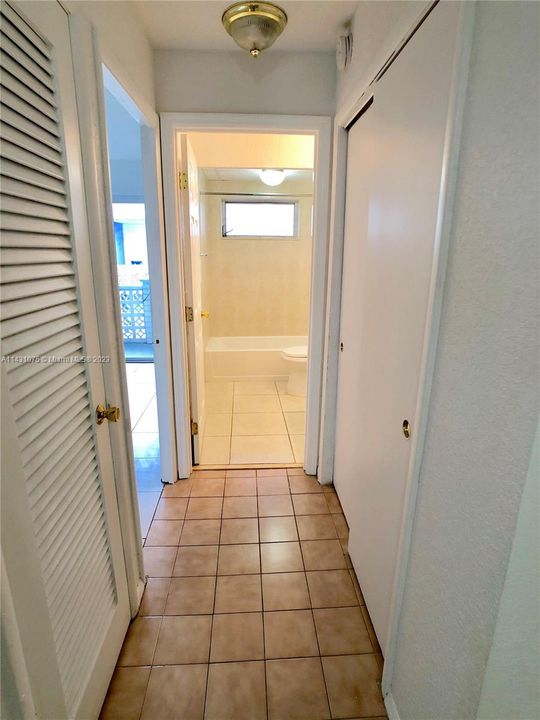 For Sale: $280,000 (1 beds, 1 baths, 667 Square Feet)