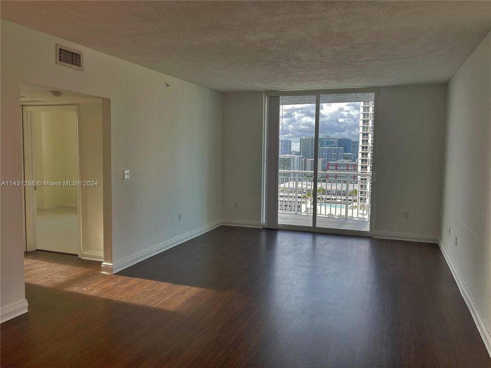 En Venta: $477,000 (2 camas, 2 baños, 1051 Pies cuadrados)