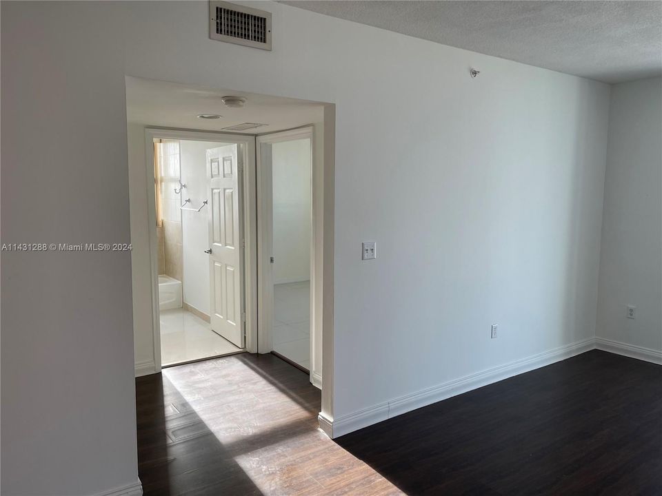 For Sale: $477,000 (2 beds, 2 baths, 1051 Square Feet)