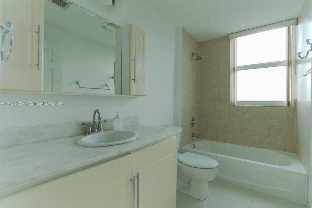 For Sale: $477,000 (2 beds, 2 baths, 1051 Square Feet)