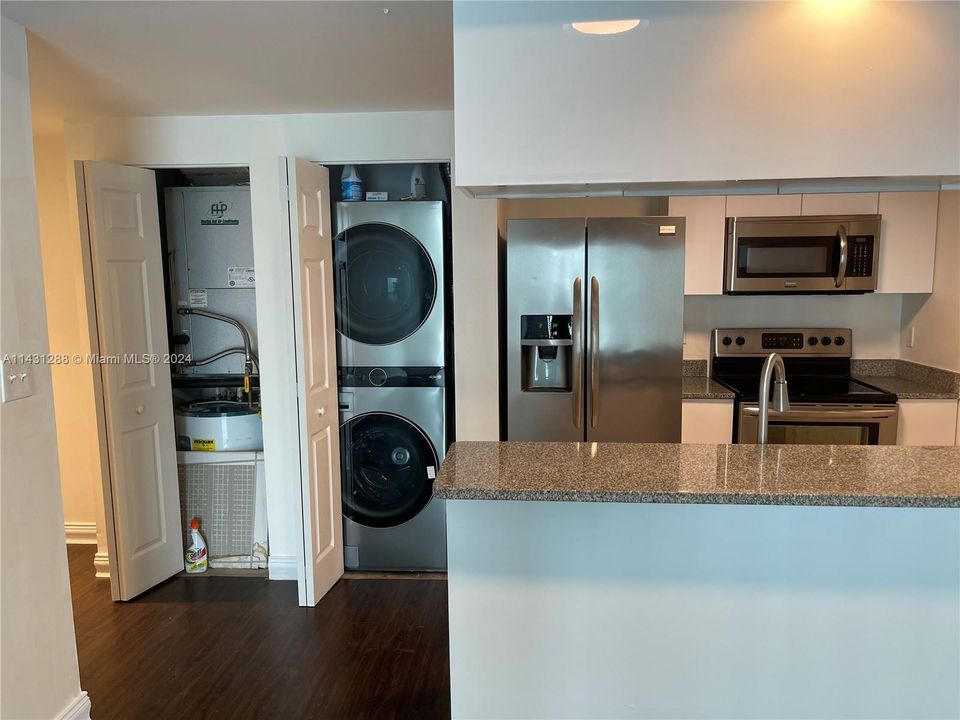 For Sale: $477,000 (2 beds, 2 baths, 1051 Square Feet)