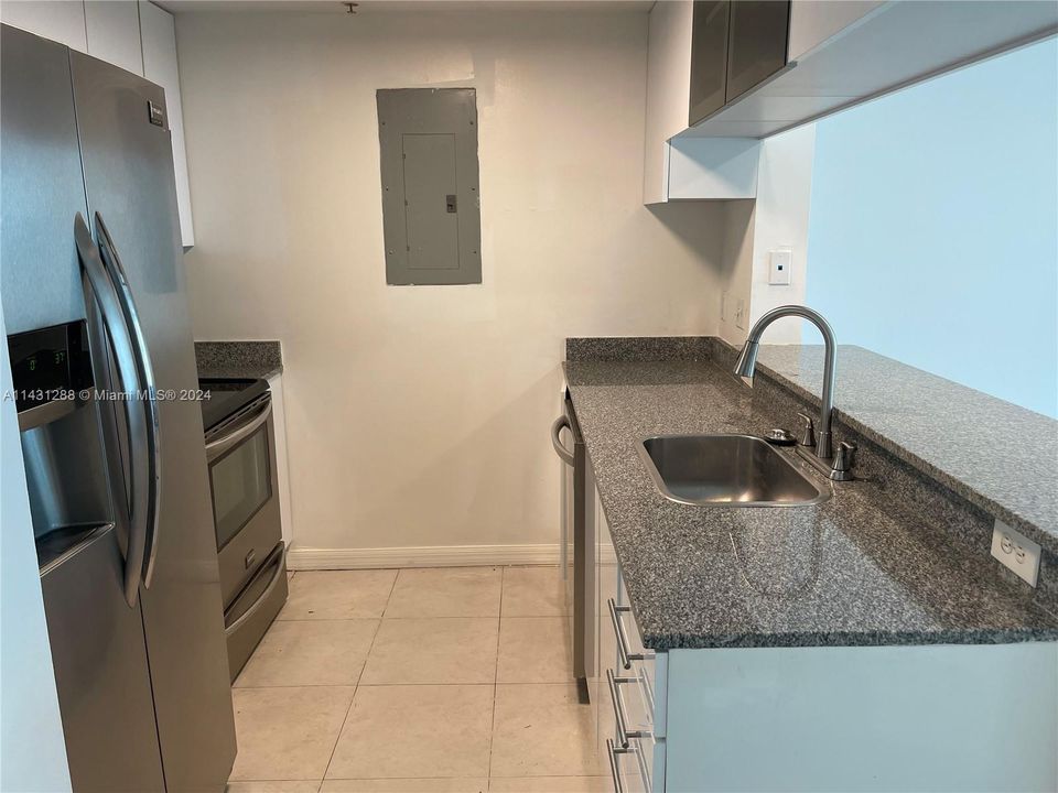 For Sale: $477,000 (2 beds, 2 baths, 1051 Square Feet)