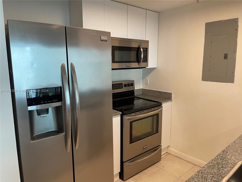 For Sale: $477,000 (2 beds, 2 baths, 1051 Square Feet)