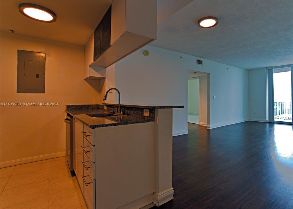 For Sale: $477,000 (2 beds, 2 baths, 1051 Square Feet)