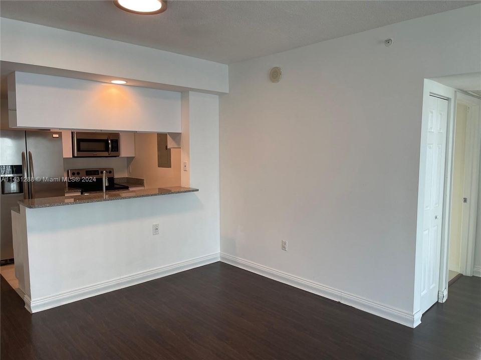 For Sale: $477,000 (2 beds, 2 baths, 1051 Square Feet)