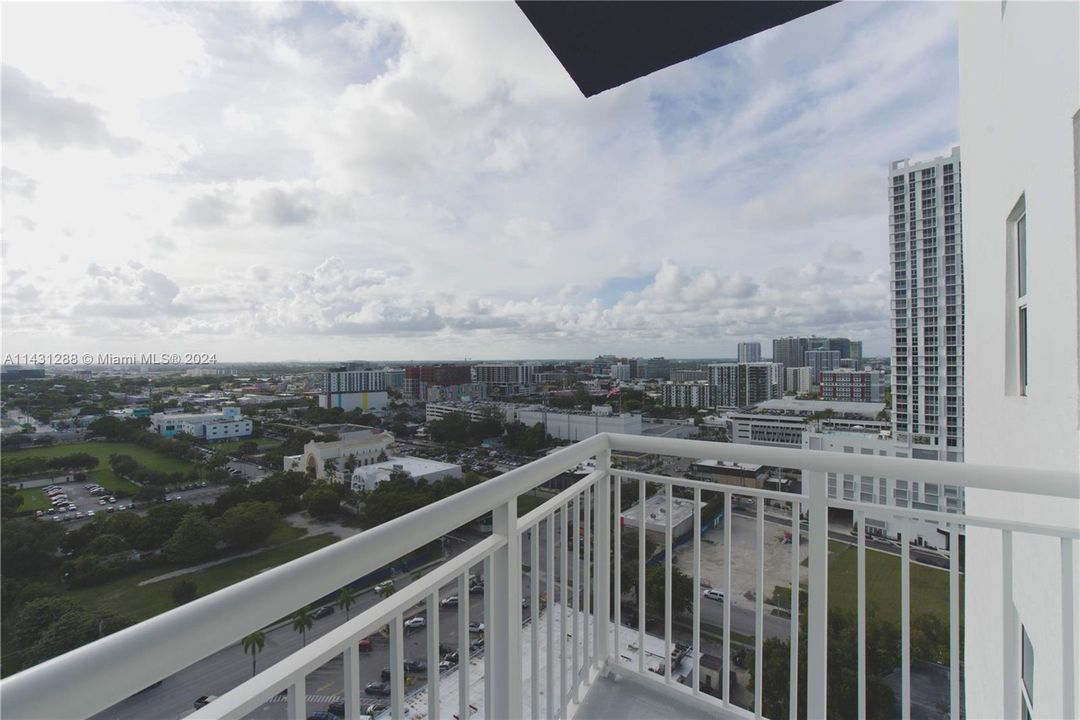 For Sale: $477,000 (2 beds, 2 baths, 1051 Square Feet)