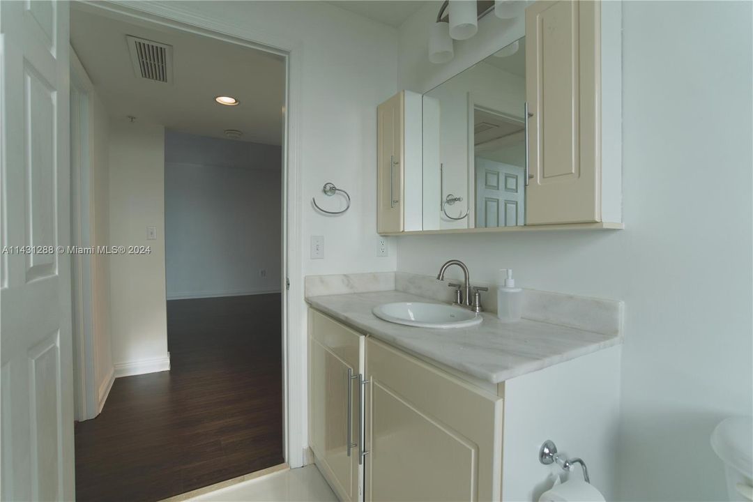 For Sale: $477,000 (2 beds, 2 baths, 1051 Square Feet)