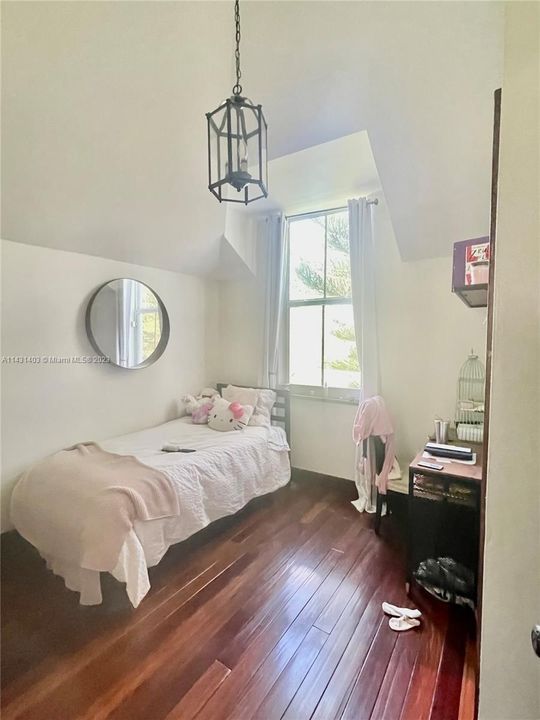 Recently Rented: $4,750 (2 beds, 2 baths, 1402 Square Feet)