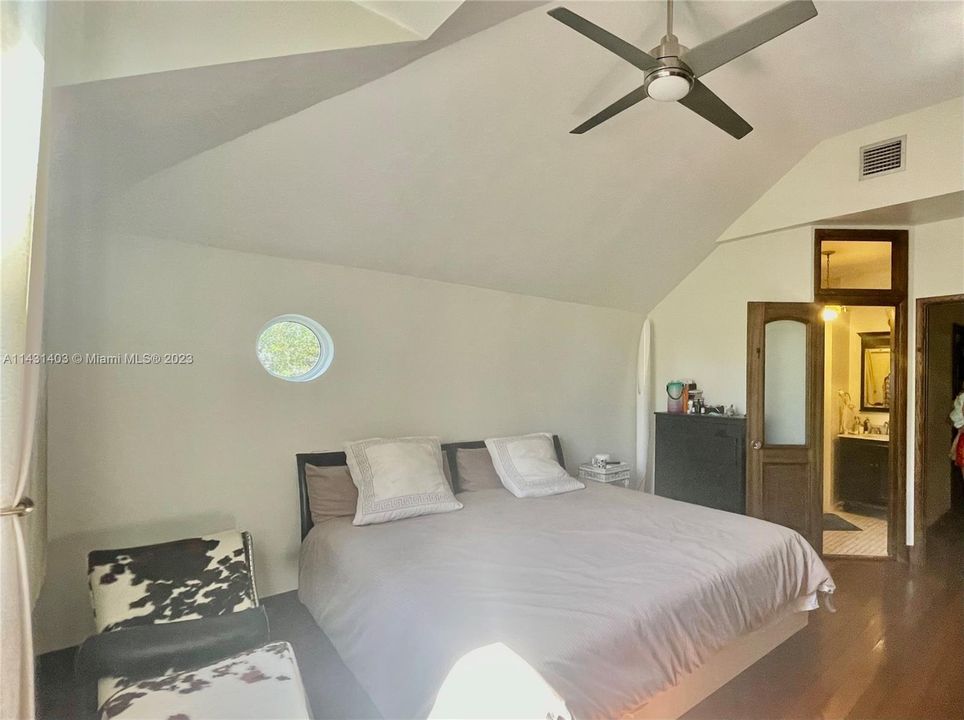 Recently Rented: $4,750 (2 beds, 2 baths, 1402 Square Feet)