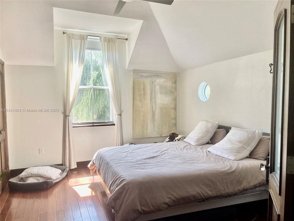 Recently Rented: $4,750 (2 beds, 2 baths, 1402 Square Feet)