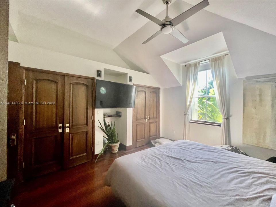 Recently Rented: $4,750 (2 beds, 2 baths, 1402 Square Feet)