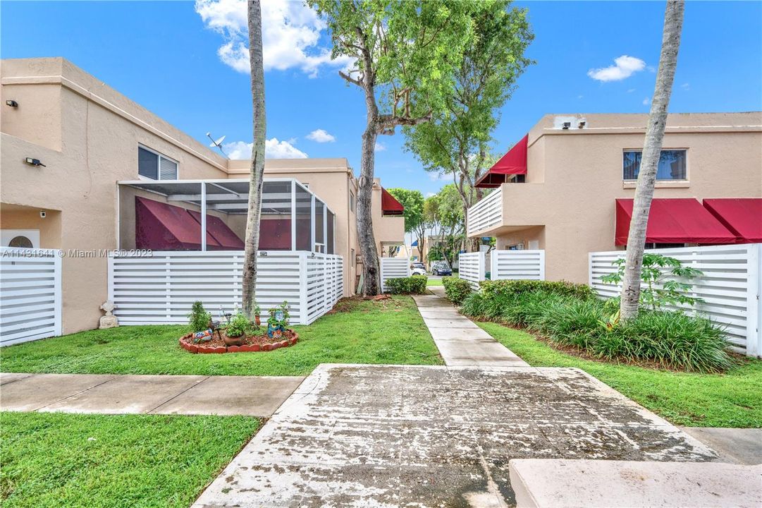 Active With Contract: $430,000 (3 beds, 3 baths, 1592 Square Feet)