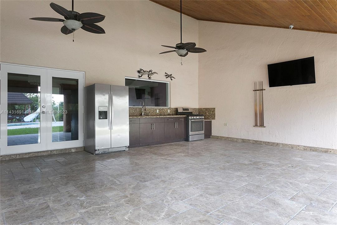 Full Kitchen in Covered Terrace