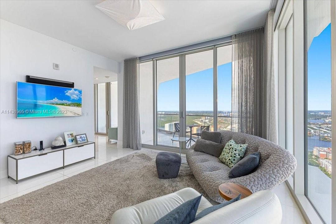 Recently Sold: $4,599,000 (3 beds, 4 baths, 2639 Square Feet)