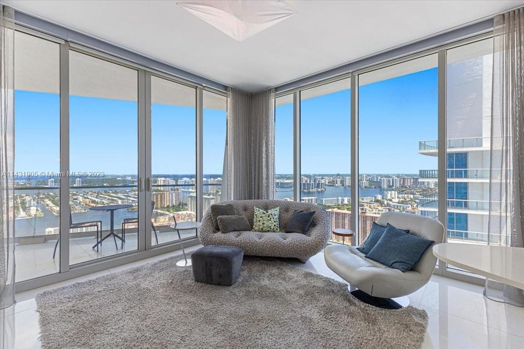 Recently Sold: $4,599,000 (3 beds, 4 baths, 2639 Square Feet)