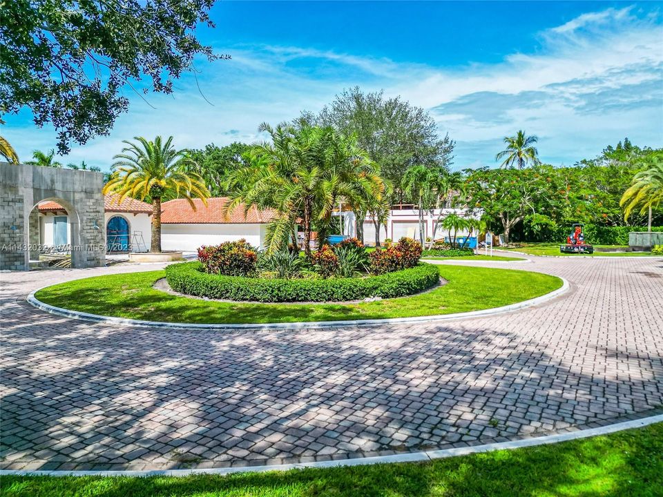 Recently Sold: $5,990,000 (9 beds, 10 baths, 9996 Square Feet)