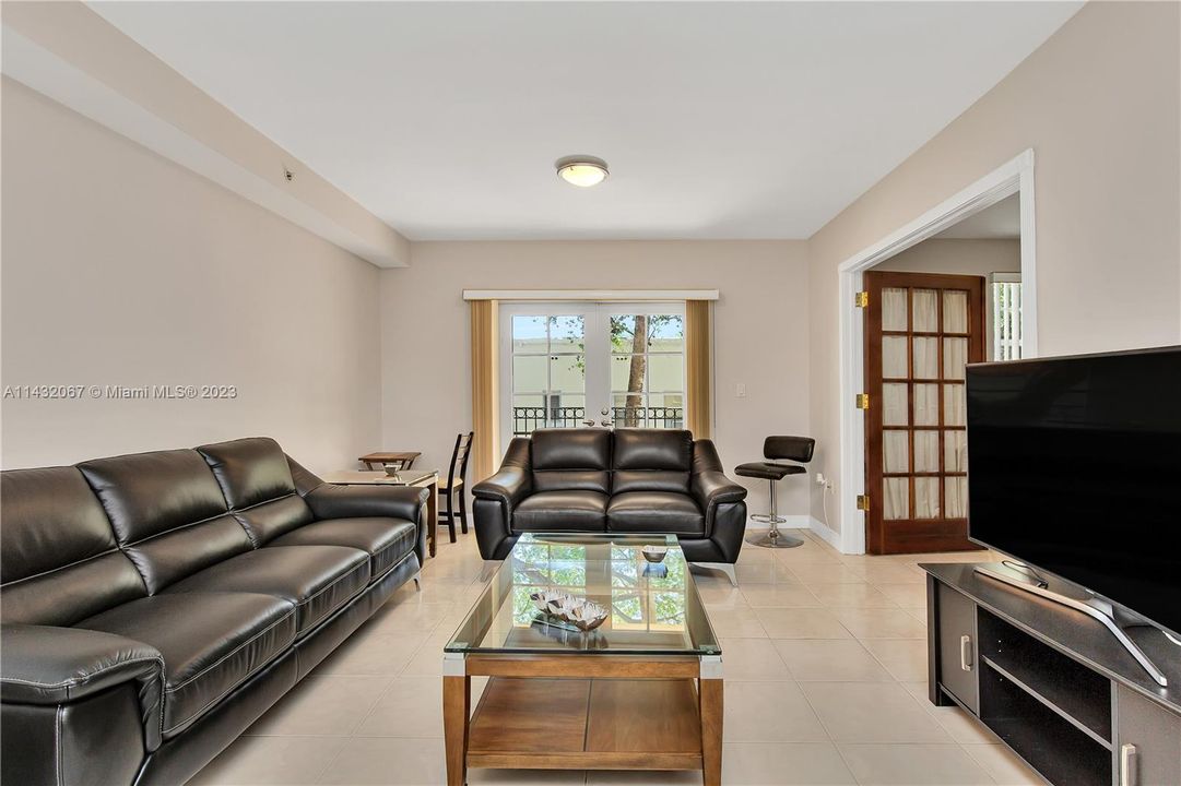 Recently Sold: $599,900 (3 beds, 2 baths, 1160 Square Feet)