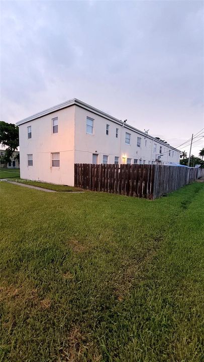 For Sale: $289,000 (4 beds, 3 baths, 1660 Square Feet)