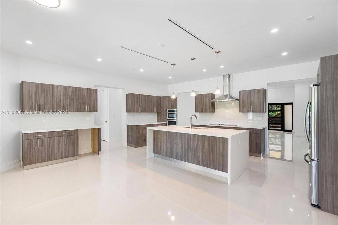 Vendido Recientemente: $2,599,500 (5 camas, 5 baños, 4642 Pies cuadrados)