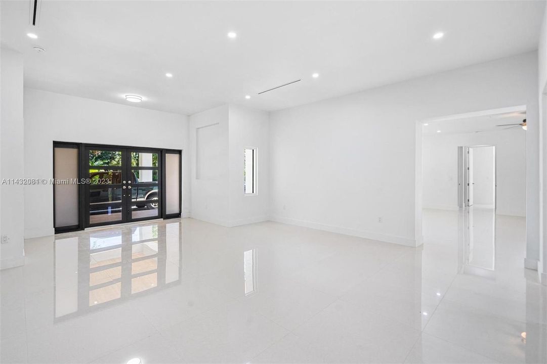 Vendido Recientemente: $2,599,500 (5 camas, 5 baños, 4642 Pies cuadrados)