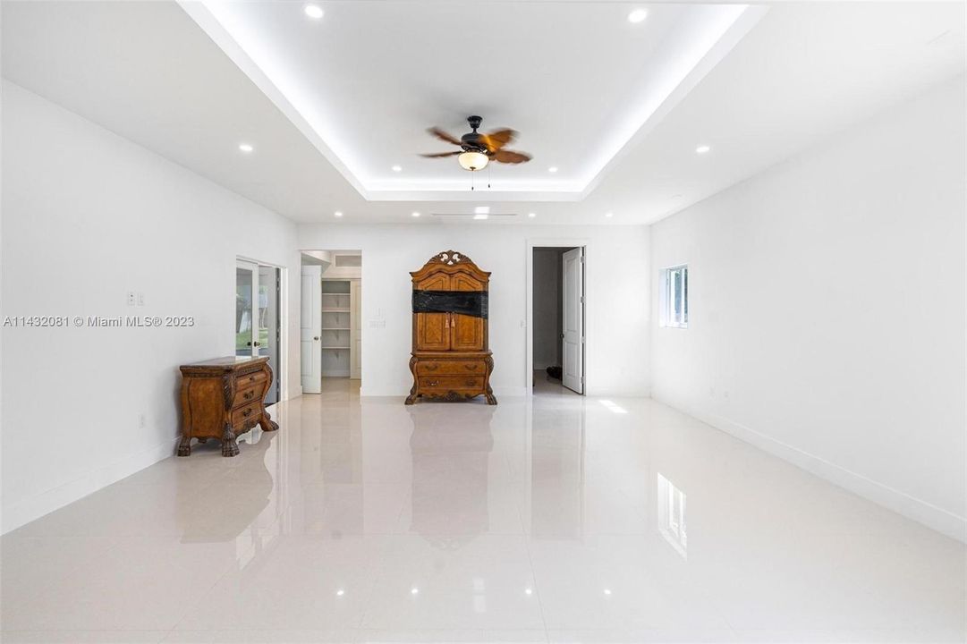 Vendido Recientemente: $2,599,500 (5 camas, 5 baños, 4642 Pies cuadrados)