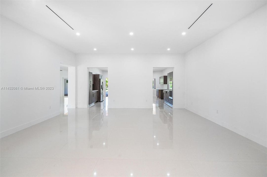 Vendido Recientemente: $2,599,500 (5 camas, 5 baños, 4642 Pies cuadrados)