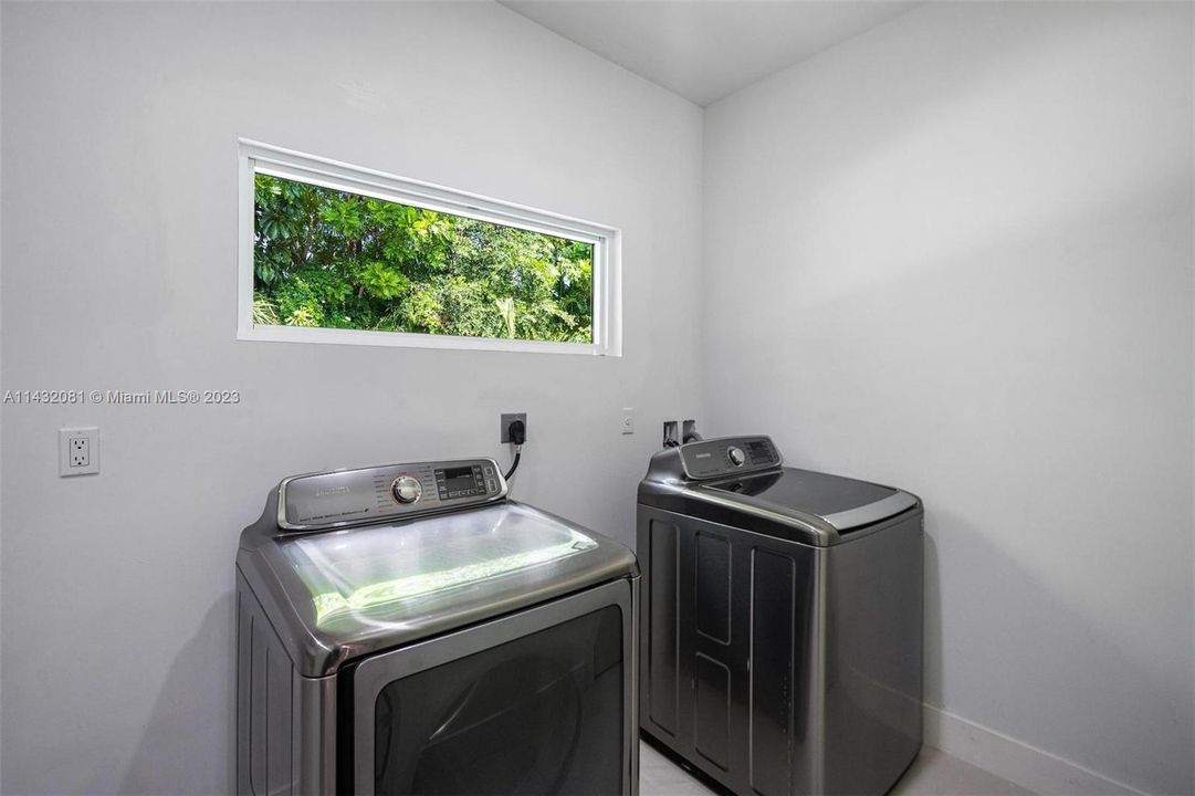 Vendido Recientemente: $2,599,500 (5 camas, 5 baños, 4642 Pies cuadrados)