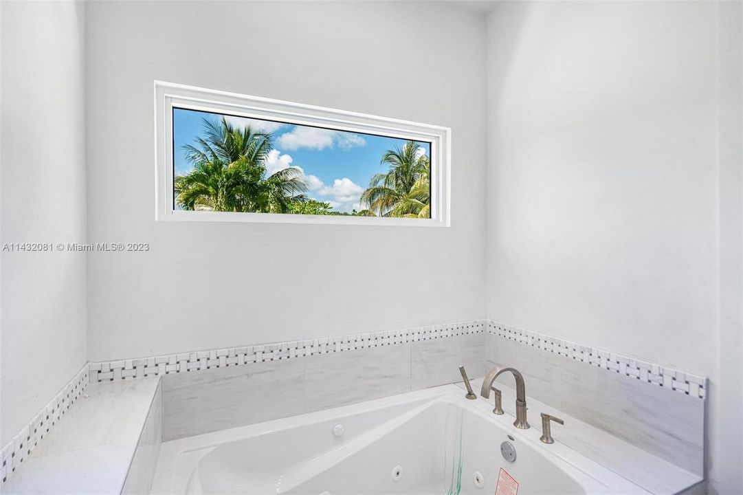 Vendido Recientemente: $2,599,500 (5 camas, 5 baños, 4642 Pies cuadrados)