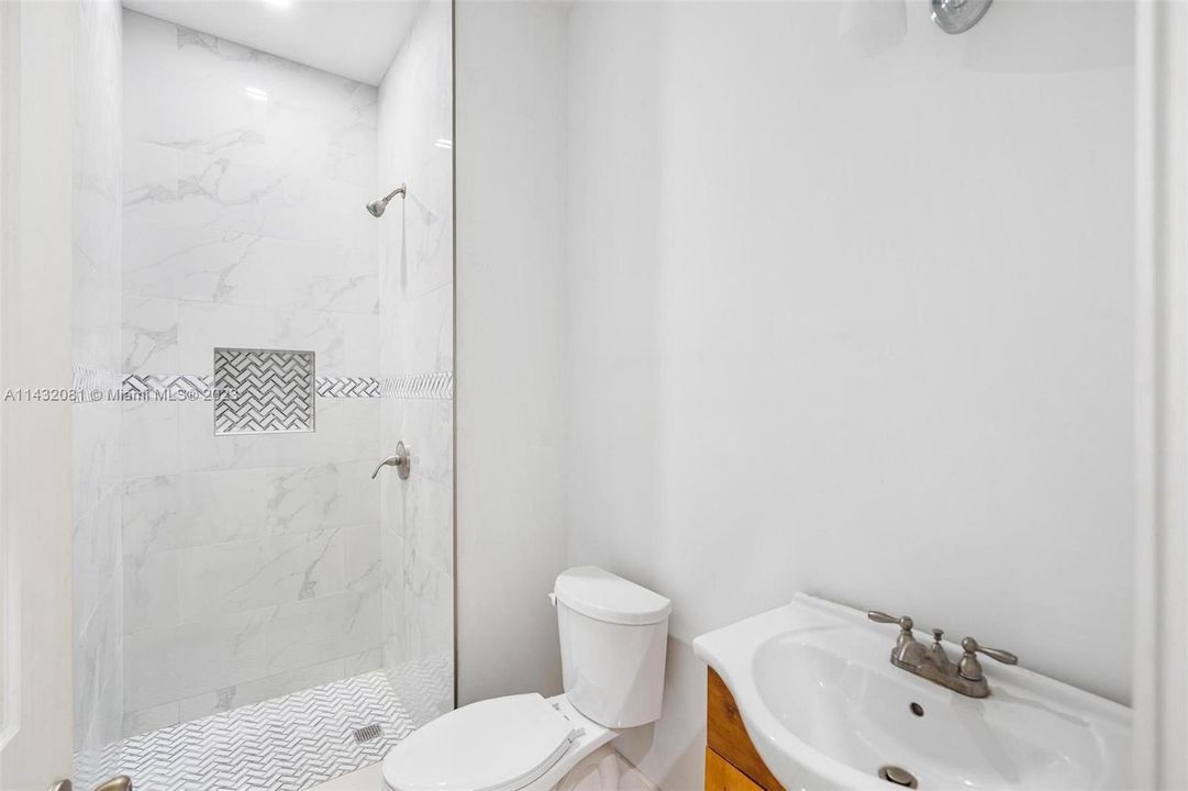Vendido Recientemente: $2,599,500 (5 camas, 5 baños, 4642 Pies cuadrados)