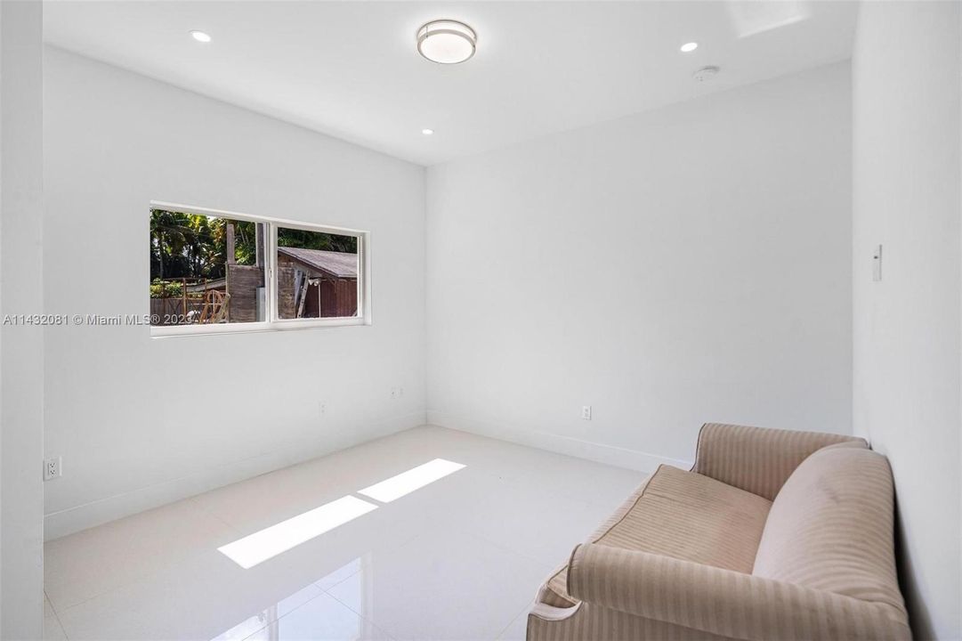 Vendido Recientemente: $2,599,500 (5 camas, 5 baños, 4642 Pies cuadrados)