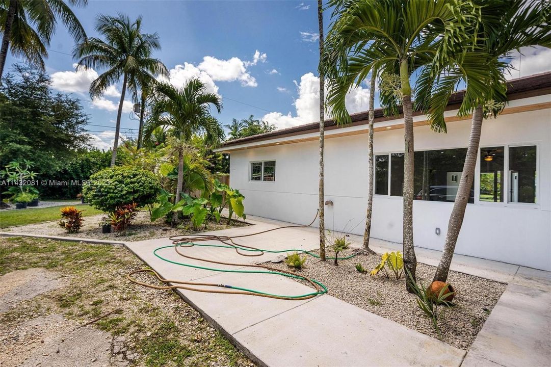 Vendido Recientemente: $2,599,500 (5 camas, 5 baños, 4642 Pies cuadrados)